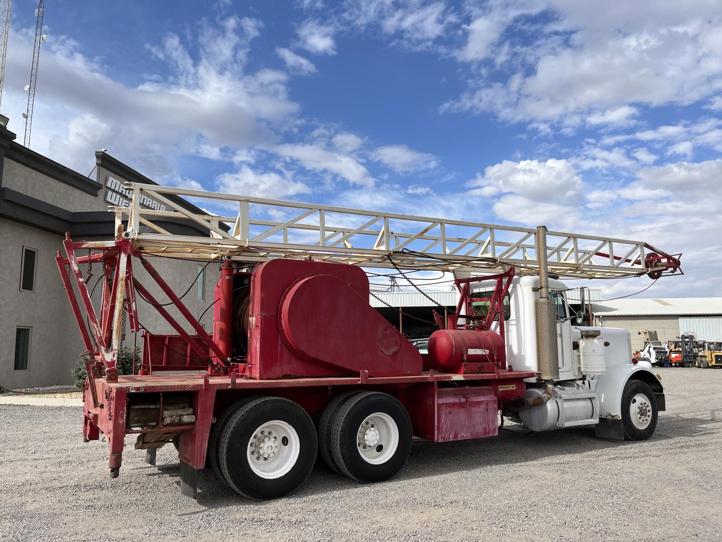 CAMION CON GRUA  J&S S-45 PARA EXTRACCION DE BOMBAS DE AGUA